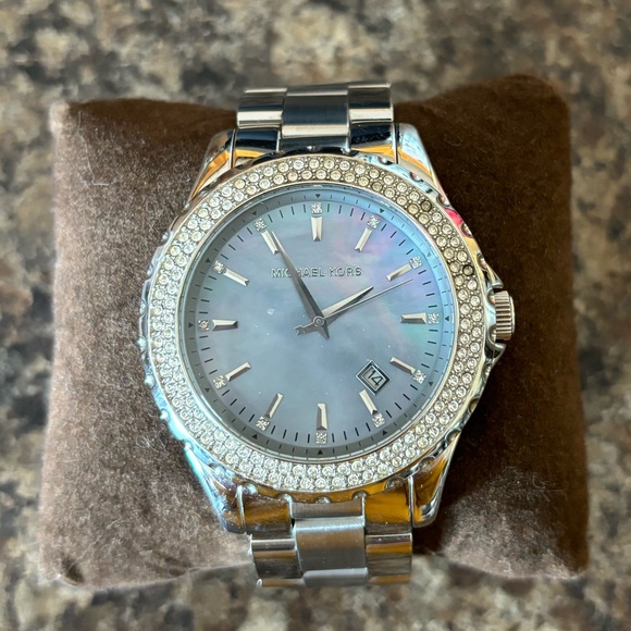 SOLD - Women’s stunning large faced Michael Kors watch - Picture 2 of 5